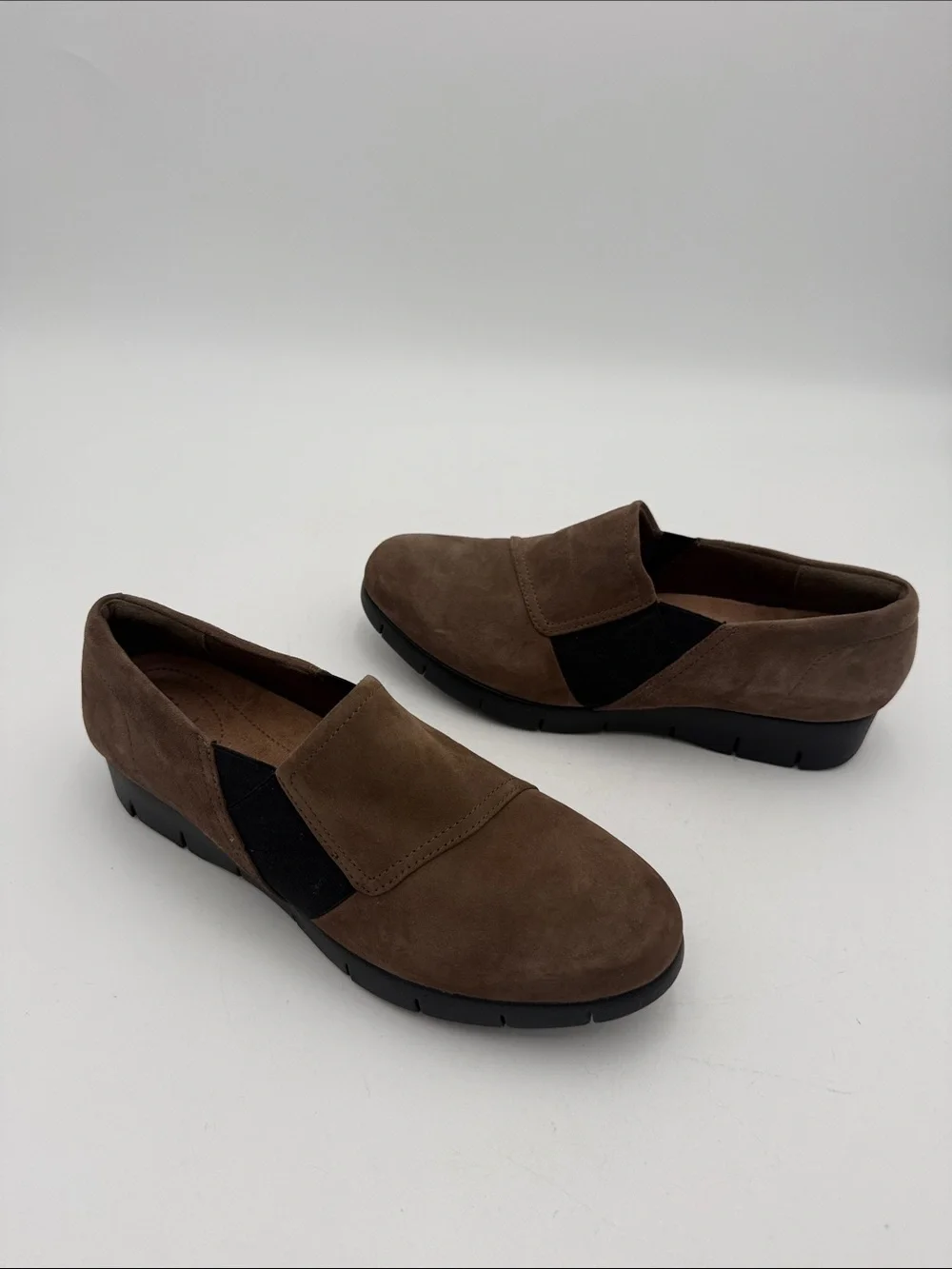 Clarks Tan Suede Slip-On Loafers women 8M casual office comfort retro